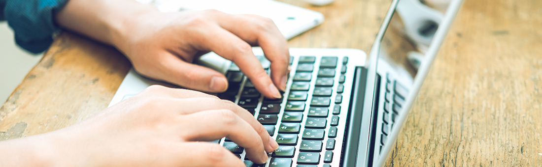 パソコンで作業をしている写真