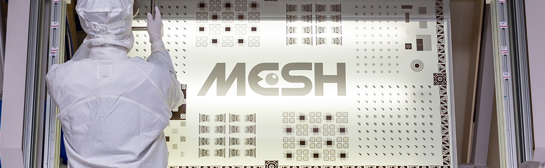 製品の検査をしている様子の写真