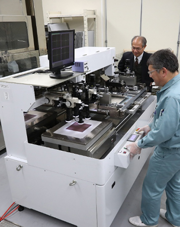 スクリーン印刷機で作業をしている写真