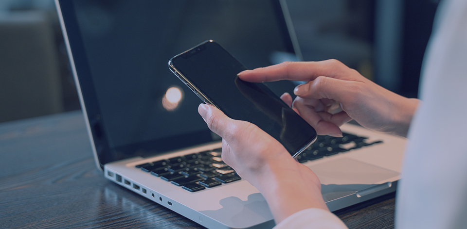 お問い合わせをしている写真