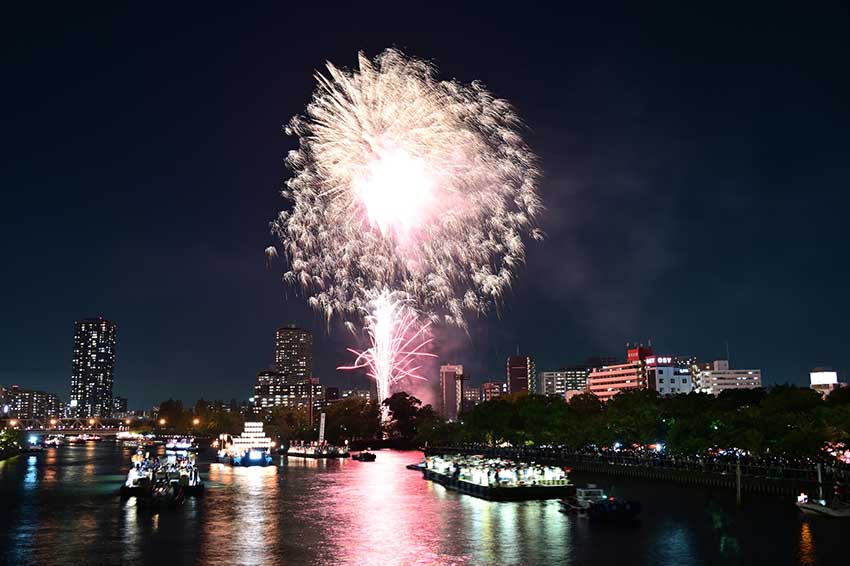 天神祭りで花火が上がっている時の写真