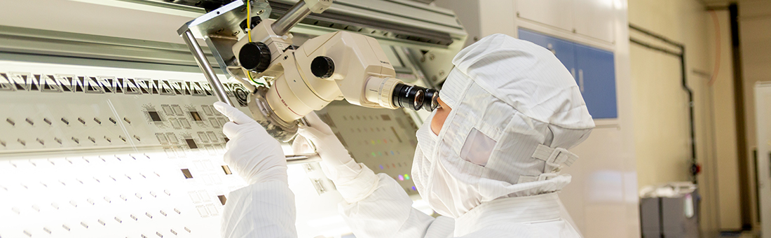 機器で製品の確認をしている写真