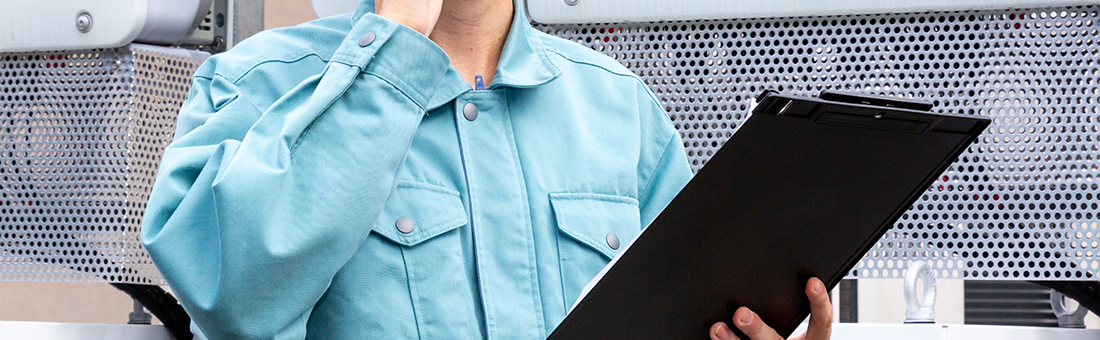 社員が連絡を取っている様子の写真